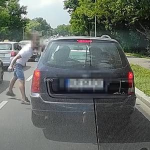 Wysiadł z auta i opluł kierowcę! Agresja drogowa w Krakowie [WIDEO]