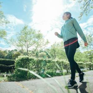 „Japoński spacer”: na czym polega i jak działa? Lekarze go zachwalają!