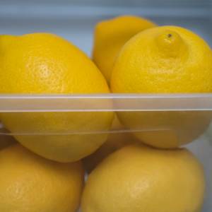 Jak przechowywać cytrynę? Położenie jej na półce w lodówce nie wystarczy!