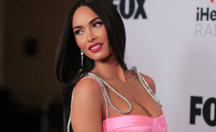 Megan Fox zaszalała. Strój ledwo zasłonił biust! [FOTO]