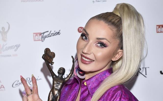 Cleo na zdjęciu prosto z łóżka odsłania dekolt. Wzrok przykuwa jeden szczegół