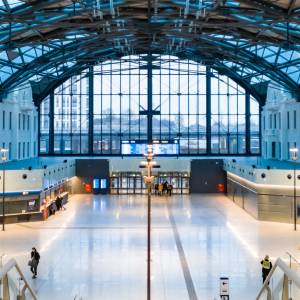 Polskie dworce kolejowe są naprawdę piękne. Te stacje warto zobaczyć