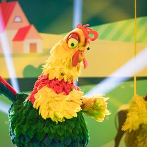 "Mask Singer". Dziennikarz TVN się wygadał. Wyciekła tożsamość Koguta. Wiadomo, kim jest!