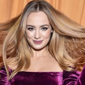 Wiktoria Gąsiewska kusi w błyszczącym stroju kąpielowym. Głęboki dekolt przyciąga wzrok