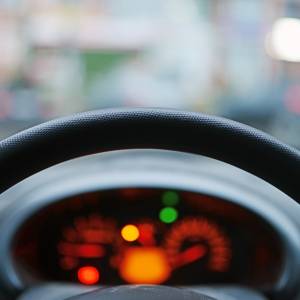 Uderzył w dwa samochody, a potem niemal przejechał pieszej po piętach i odjechał... "W Ninja Warrior by zaliczył wszystkie przeszkody" [WIDEO]