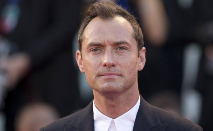 Iris Law szokuje w bikini. Córka aktora stworzyła wyjątkowo skąpy strój kąpielowy