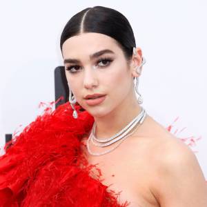 Dua Lipa rozpala zmysły w skąpym stroju. Piosenkarka rozgrzewa Internet [FOTO]