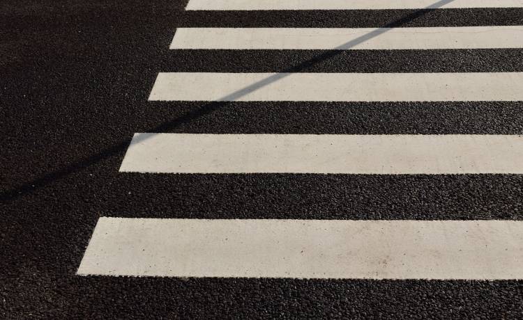 "Anioł stróż" ratuje dziecko na pasach. Nagranie ku przestrodze [WIDEO]