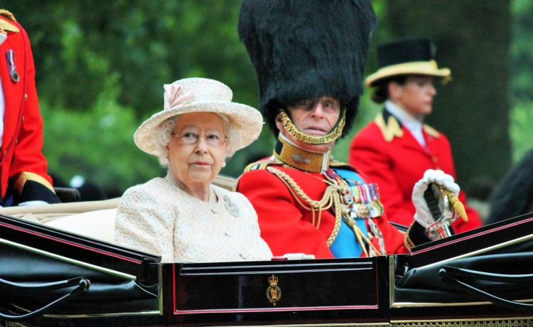 Królowa Elżbieta II na jakiś czas pożegnała się z pałacem Buckingham! Nieoficjalnie chodzi o pandemię koronawirusa