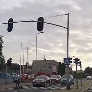 Potrąciła dziecko jadące na hulajnodze. Internauci: "Wielki szacunek dla autora filmu za szybką reakcję" [WIDEO]