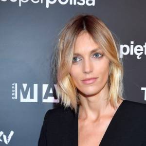 Anja Rubik zachwyca. Odsłoniła biust na sesji okładkowej dla Vogue [FOTO]