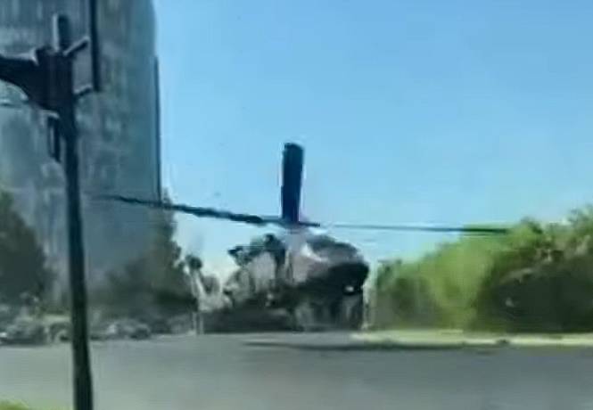 Zaskakujący widok w mieście! Helikopter awaryjnie wylądował na drodze [WIDEO]
