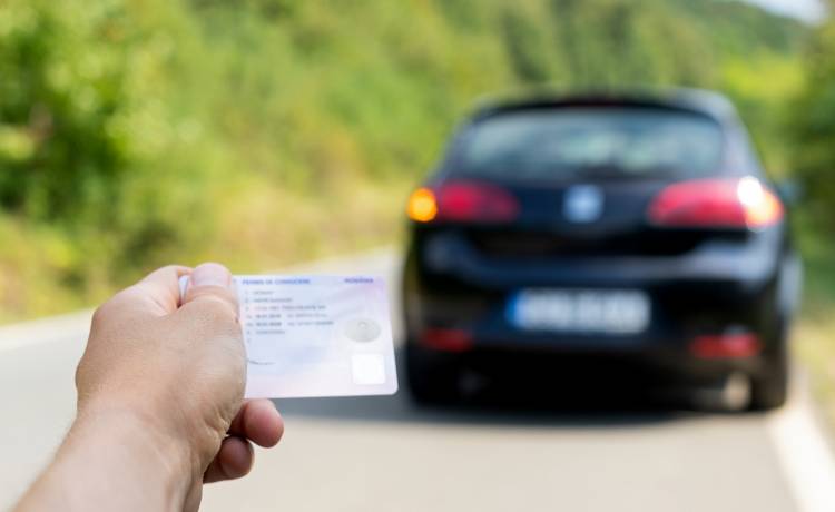 Kobieta z Walii zaliczyła egzamin na prawo jazdy za pieniądze. Zrobiła to 150 razy!