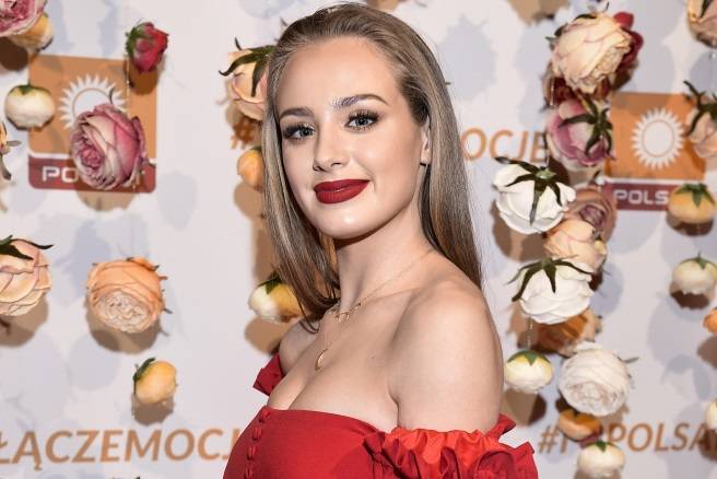 Wiktoria Gąsiewska "przyłapana" na... podłodze! Sportowy strój sporo odsłonił [ZDJĘCIE]