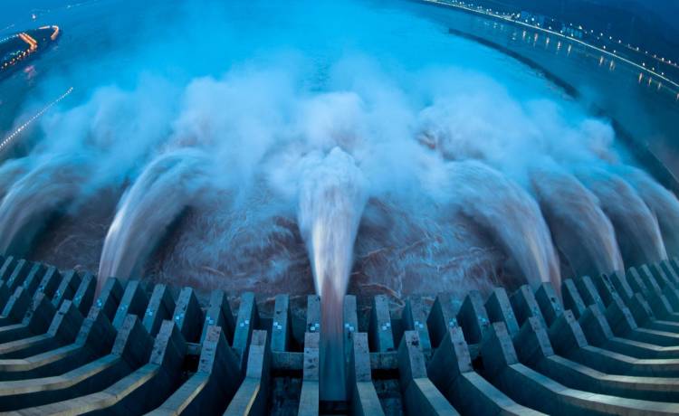 Telefon wpadł do zbiornika. Żeby go odzyskać, kazał wypompować dwa miliony litrów wody [WIDEO]