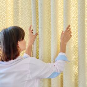 Dodaj do wrzątku i zamocz w tym firanki. Będą białe jak nigdy!