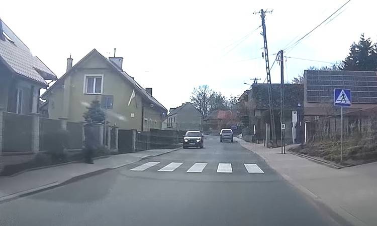 Ten film powinien zobaczyć każdy! Niebezpieczne zdarzenie na przejściu dla pieszych zarejestrowała kamera [WIDEO]