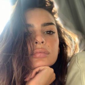 Emily Ratajkowski pozuje w bikini miesiąc po porodzie. Fani: "Jak to jest w ogóle możliwe?"