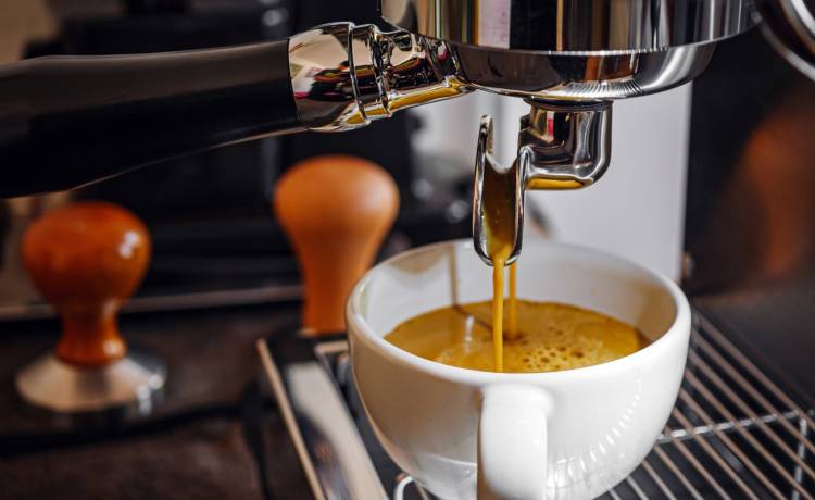 Dlaczego warto dodać szczyptę soli do porannej kawy? Fot. Shutterstock/Narong Khueankaew