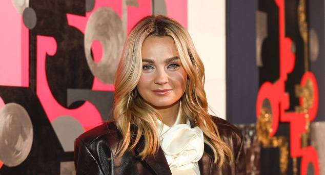 Małgorzata Socha w różowym komplecie. Luźna marynarka sporo odsłoniła! [FOTO]