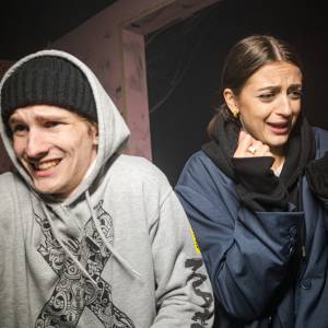 Z piskiem wybiegli z domu strachów! Coś poszło nie tak? 