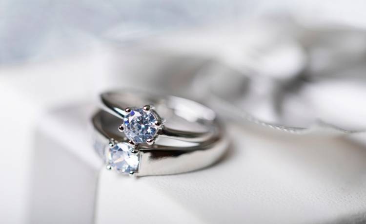 Na zaręczyny przebrana za...krzak! Niecodzienny pomysł siostry przyszłej panny młodej spodobał się internautom                                             