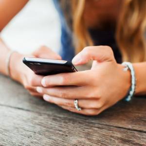 Opublikowała w sieci nagie zdjęcie. Nie zauważyła, co odbija się w kieliszku... Czujne oko teściowej nie zawiodło!