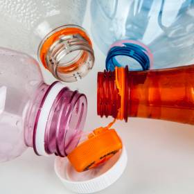 Nie oddajesz butelek z kaucją? Zobacz, kto dostaje twoje pieniądze