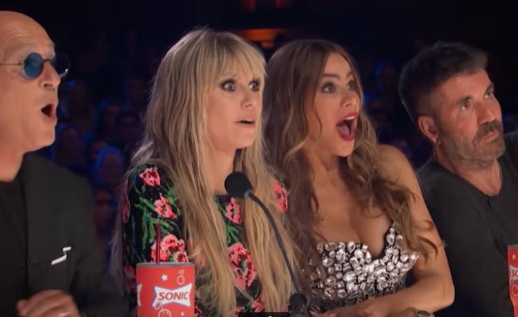 Grupa zamaskowanych kobiet oszołomiła komisję w "Mam Talent". Vergara rzuciła się na "złoty przycisk' [WIDEO]