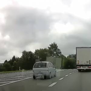 Jechał na podwójną czołówkę. Wszystko zarejestrowała kamera! "Jak patrzę, jak ludzie jeżdżą na polskich drogach, to chce mi się płakać"