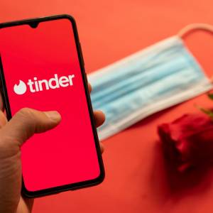 Tinder chce walczyć z pandemią. Będą specjalne naklejki i funkcje premium dla zaszczepionych