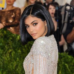 Idealne na Instagramie. W rzeczywistości z wypryskami i przebarwieniami. Prawdziwe twarze celebrytów