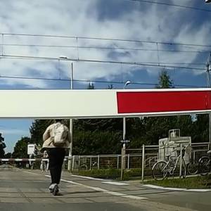 Tego nigdy nie róbcie na przejeździe kolejowym! Internauci nie mają litości dla kierującego hulajnogą... [WIDEO]