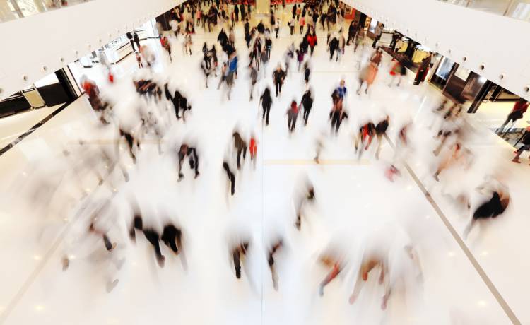 Kobieta spadła z balkonu galerii na inną kupującą. Obie w szpitalu