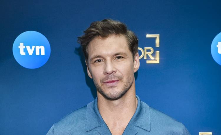 Mikołaj Roznerski jako prowadzący „The Floor”. Fot. AKPA