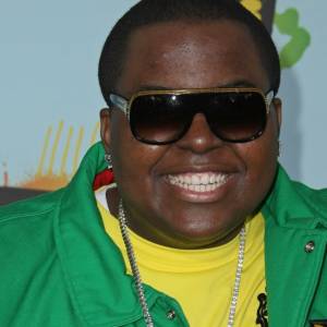 Znany piosenkarz i jego matka zostali aresztowani! Kulisy zaskakują