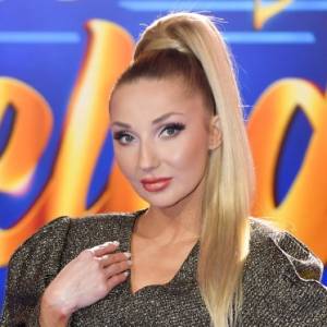 Niezłomna flirciara! Cleo nęci topless. Ledwie zakrywa piersi neonowym atłasem [FOTO]