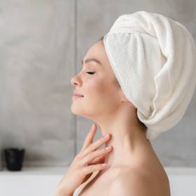 Robisz tak po myciu włosów? Bardzo im szkodzisz!