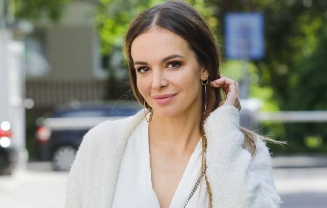 Wyluzowana Anna Wendzikowska pozuje na brzegu basenu. Bez skrępowania prezentuje ciało w stroju kąpielowym