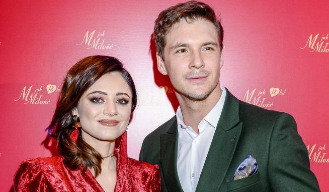 Adriana Kalska pokazała nagranie. Wideo otwiera jej serialowy pocałunek z Roznerskim! 