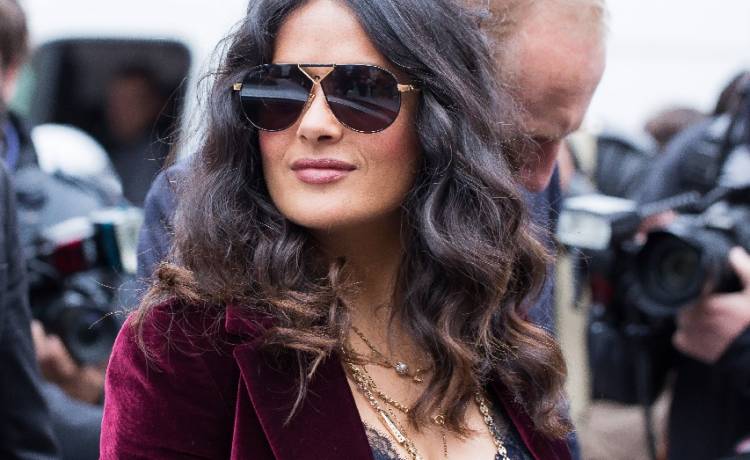 Salma Hayek pluska się z mężem w wodzie. Internauci porównują ją do Barbie [FOTO]