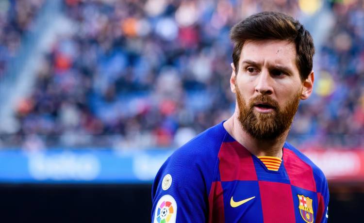 Piękna modelka chce kupić chusteczkę Messiego, aby zapozować z nią nago. Oferuje fortunę!