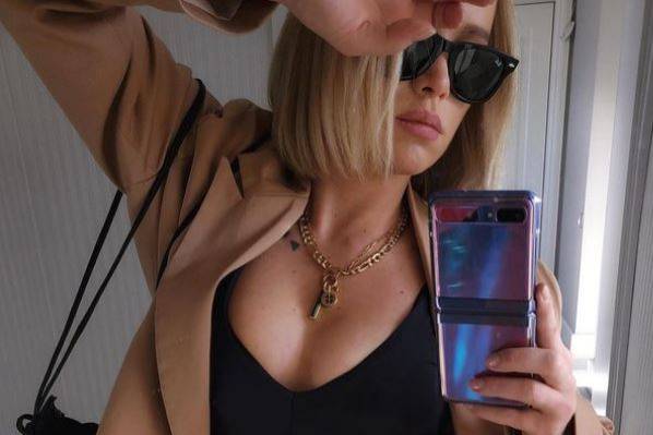 Maffashion eksponuje biust w obcisłej bluzce. "Top idealny do karmienia" – piszą fani, ale zwracają też uwagę na intrygujący drugi plan