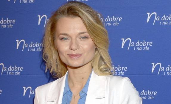 Emilia Komarnicka na archiwalnych kadrach. Pozuje w sukni ślubnej. "Cudowności"