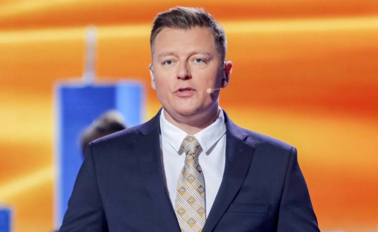 Rafał Brzozowski w kajdankach? Zdjęcie wywołało wielkie poruszenie. Wokalista komentuje [FOTO]