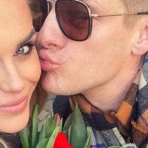 Żona Marcina Mroczka z dekoltem do pasa. Ten strój kąpielowy to hit! Marlena Muranowicz zachwyca na wakacyjnych fotografiach 