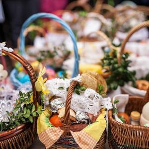 Wielkanocny koszyczek i jego symbolika. Co powinno znaleźć się w święconce ?
