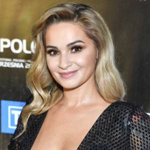 Ewelina Lisowska wakacyjnie. Ten strój kąpielowy podkreśla jej atuty. "Forma sztos" [ZDJĘCIE]