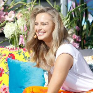 Karolina Pisarek odsłania biust. Do sieci trafiła fotografia w letniej stylizacji 