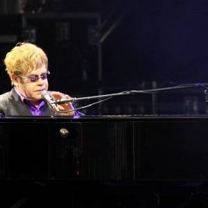 Elton John przerwał koncert. Artysta stracił głos! [WIDEO]